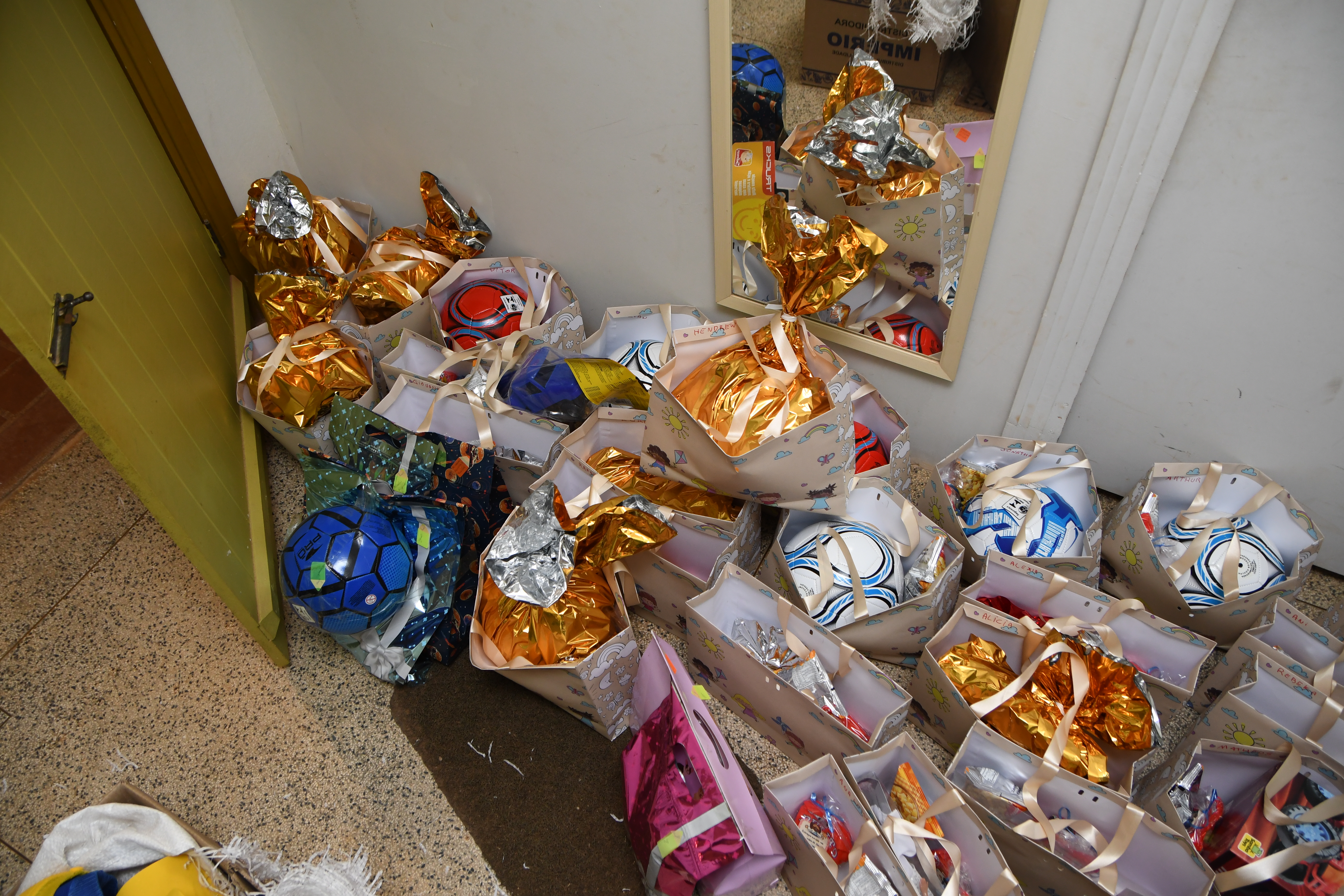 Distribuição de presentes para as crianças